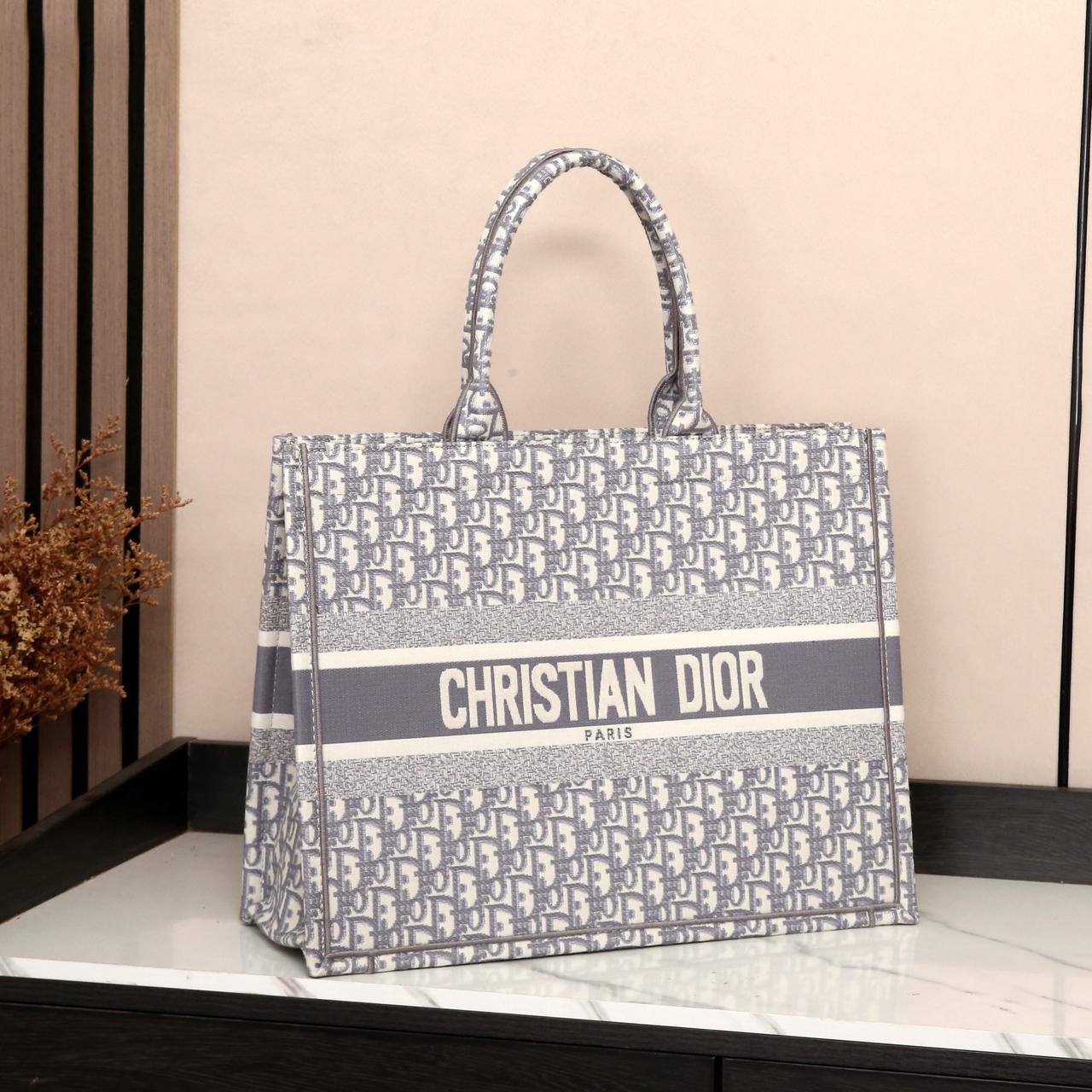 Dior

Good quality 

with box 🎁🎁🎁

115 dhs💓

Zain186
♥️♥️♥️