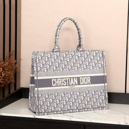 Dior

Good quality 

with box 🎁🎁🎁

115 dhs💓

Zain186
♥️♥️♥️