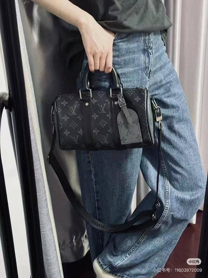 LV

COPY ONE 

WITH BOX 
🎁🎁🎁

170 dhs✅

Zain295
♥️♥️♥️
