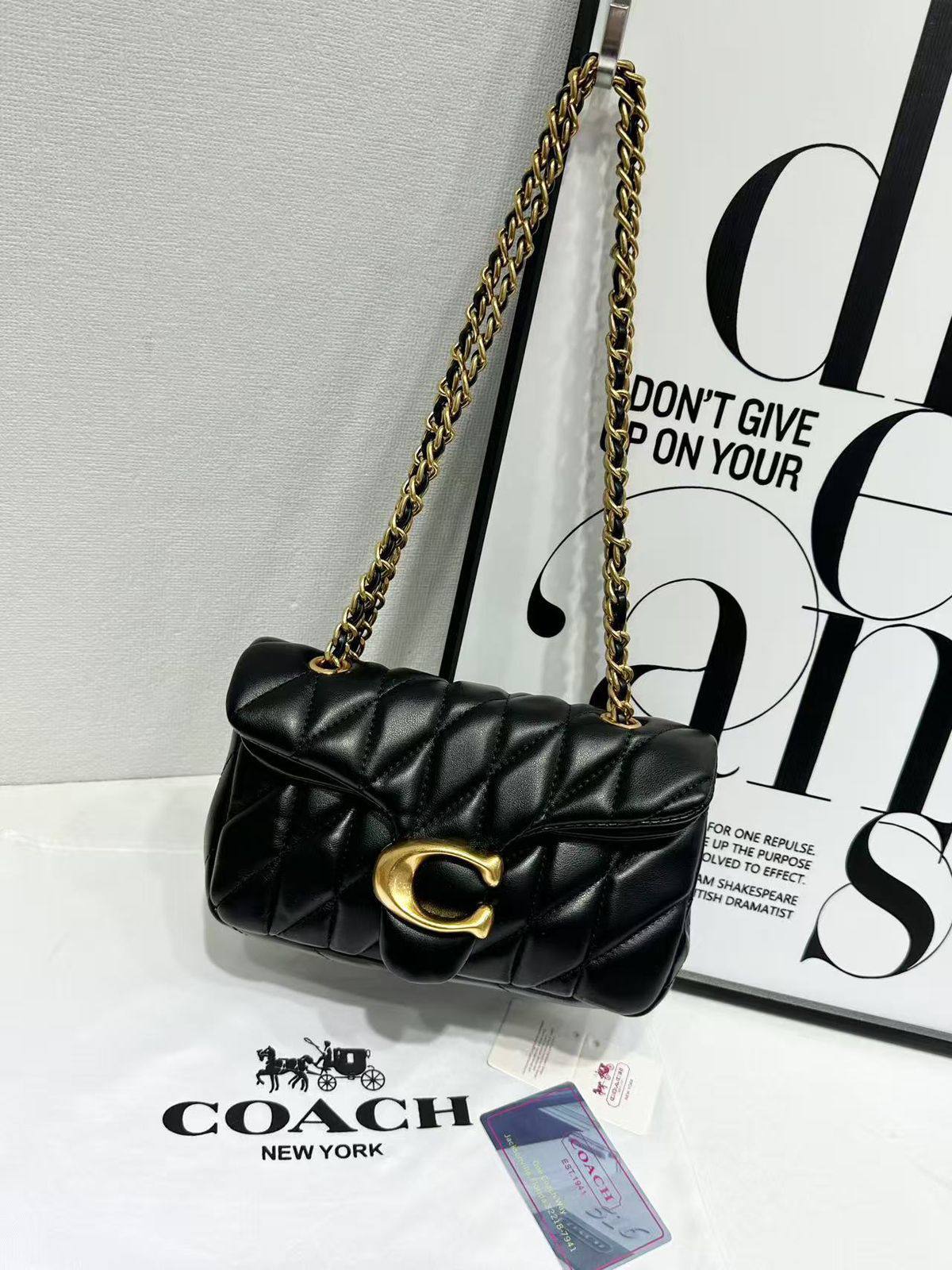 COACH 
NEW CAME GOOD QUALITY 

WITH BOX 
🎁🎁🎁

110 dhs❣️
Size: 22cm

Zain39
♥️♥️♥️