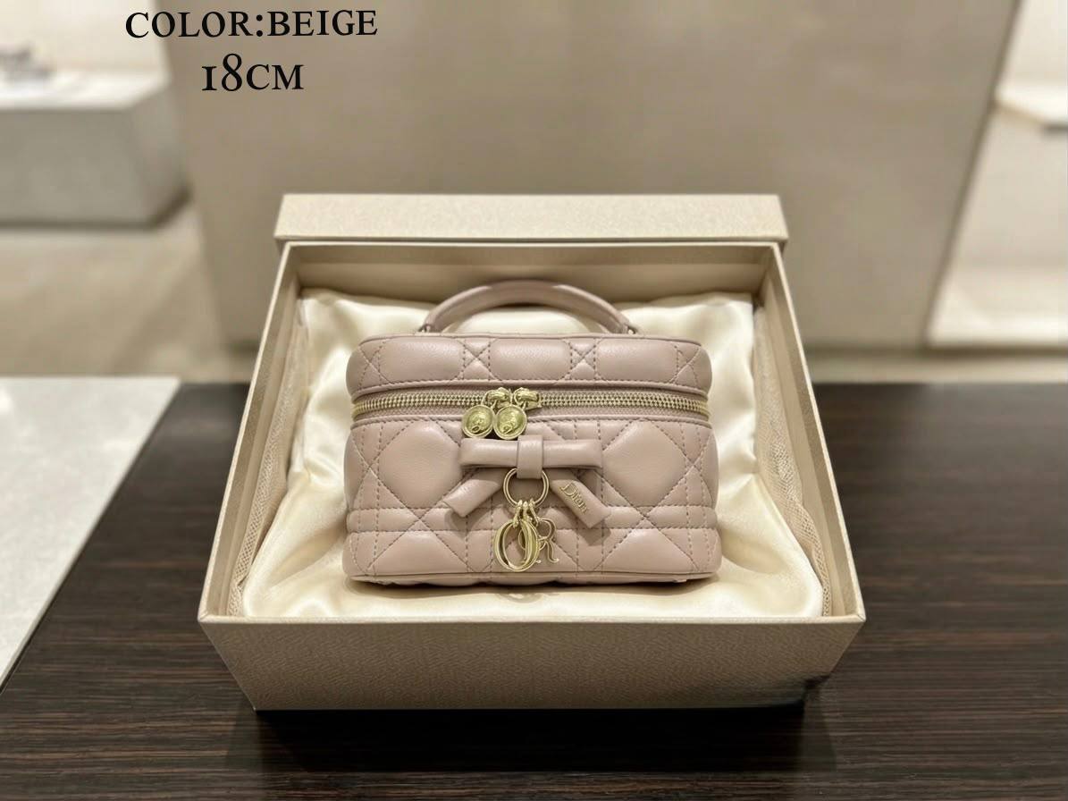 Dior ᴠᴀɴɪᴛʏ ᴛᴏᴘ ʜᴀɴᴅʟᴇ
ʀᴇᴍᴏᴠᴀʙʟᴇ sᴛʀᴀᴘ
ᴅᴇᴄᴏʀᴀᴛɪᴠᴇ ʙᴏᴡ/ᴍᴇᴛᴀʟ ᴅɪᴏʀ
ᴡɪᴛʜʙᴏx
ʟᴀᴍʙsᴋɪɴ ᴍᴀᴛᴇʀɪᴀʟ
sɪᴢᴇ:18ᴄᴍ
120 dhs✅

Zain56
♥️♥️♥️