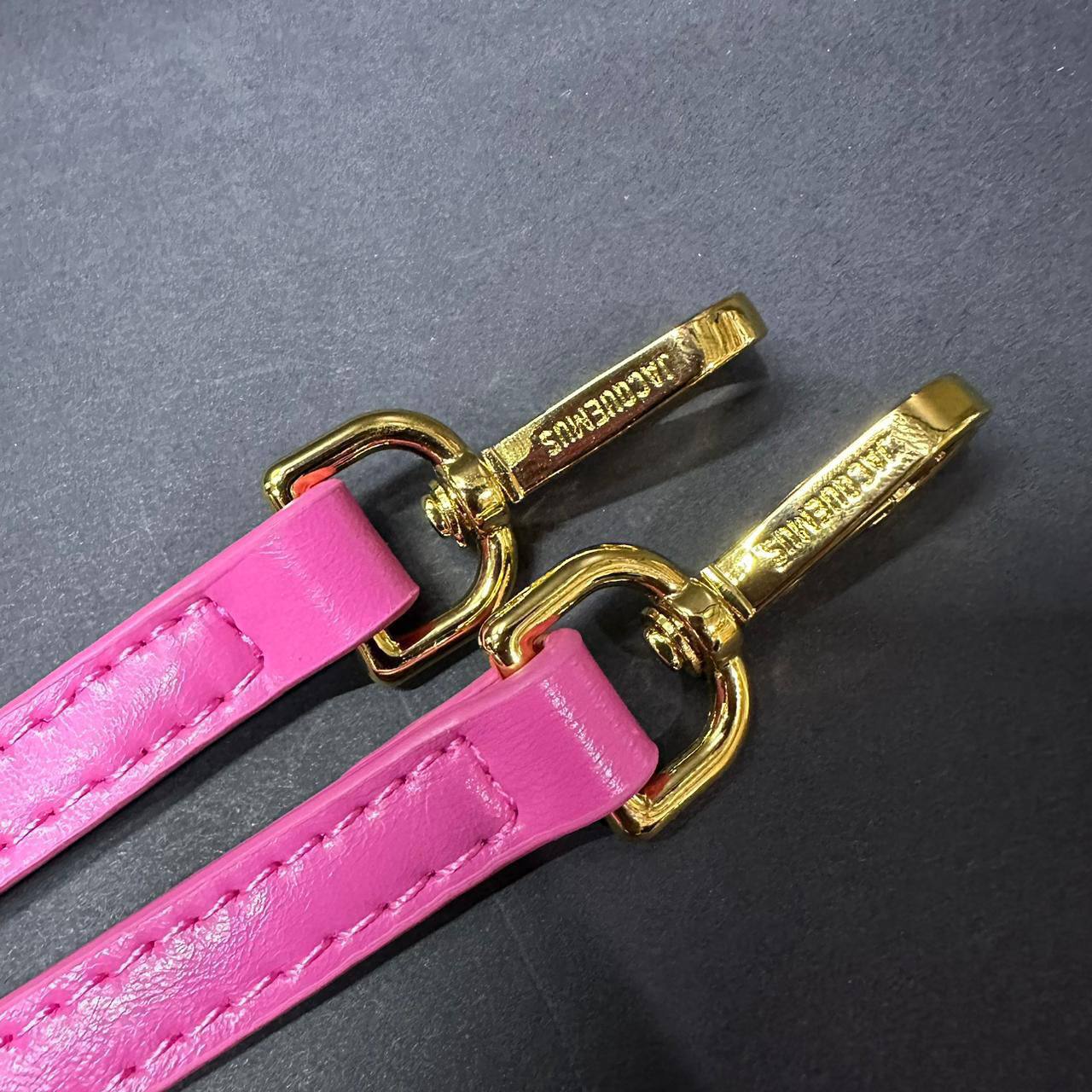 JACQUEMUS 
COPY ONE MINI SIZE SPECIAL WITH BOX🎁🎁🎁

115 dhs💓
(leather)

Zain39
♥️♥️♥️
