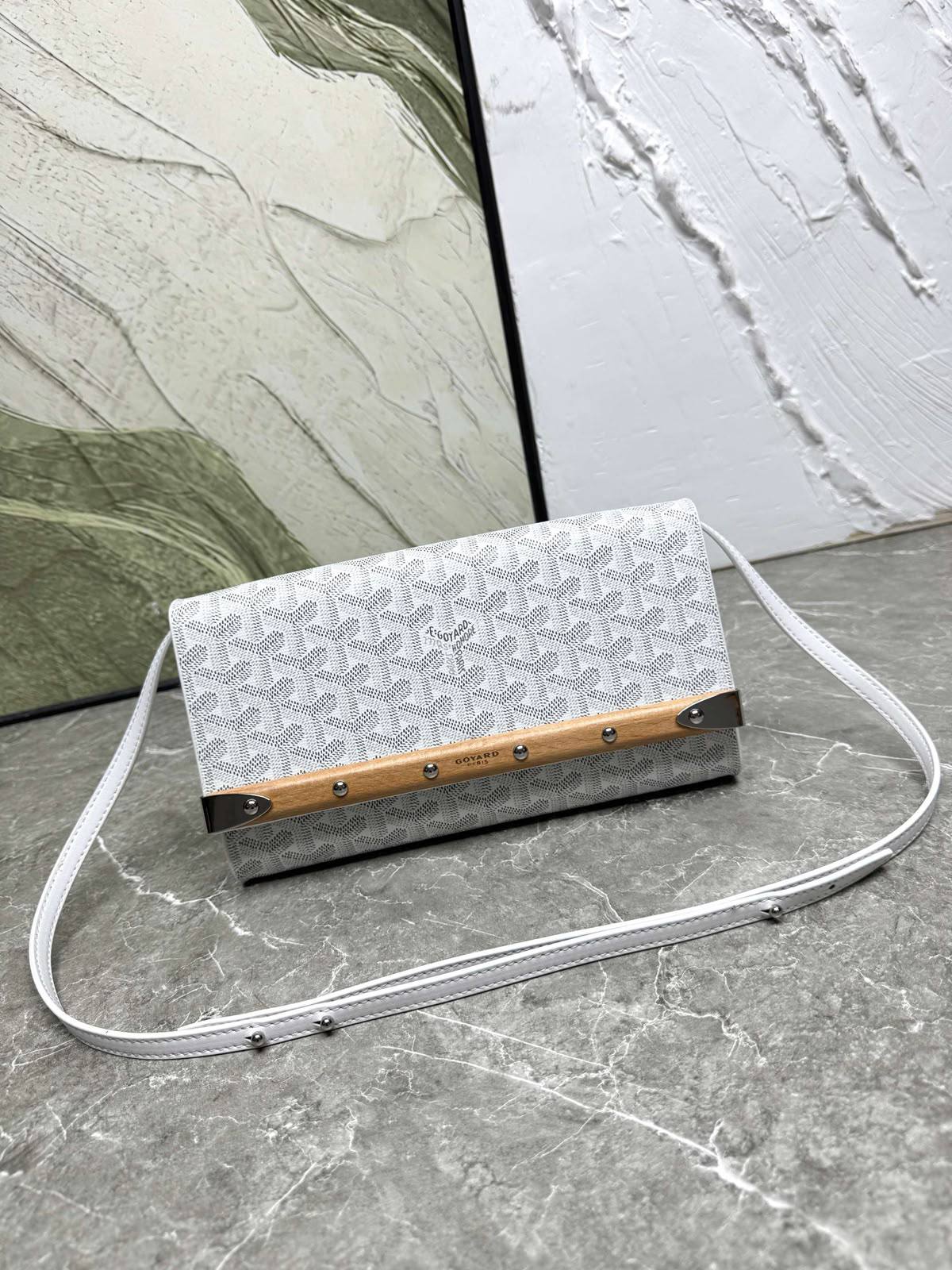 Goyard
Master❣️❣️
25cm🫶🏼🫶🏼 
280 dhs✅

Zain297
♥️♥️♥️