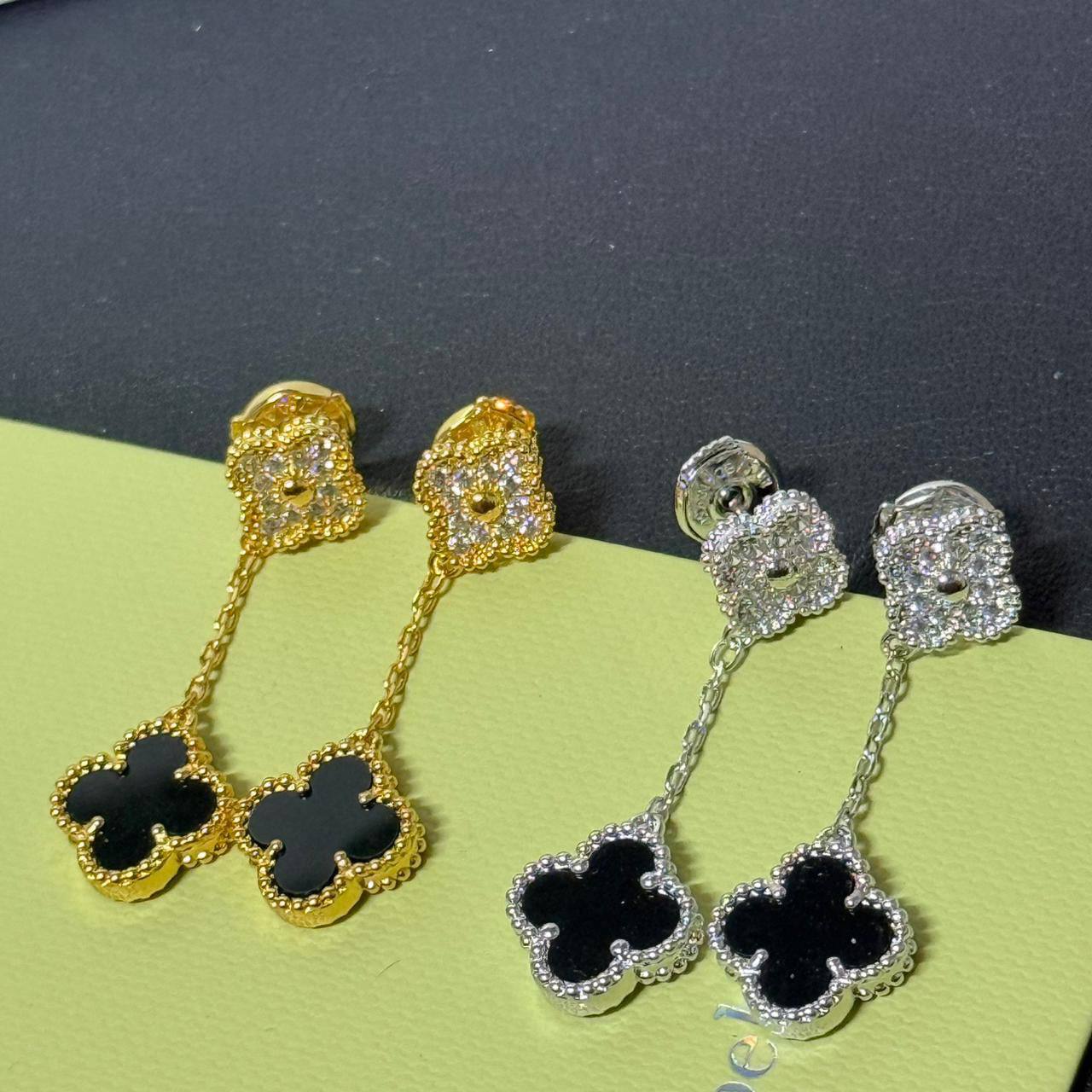 VCA 🦋*
Mini Earring🌸
Master quality 💯
With normal boxes 📦 
55 dhs🪙🌨️
With master box 🗃️ 
80 dhs🪙🌨️

Zain216
♥️♥️♥️
