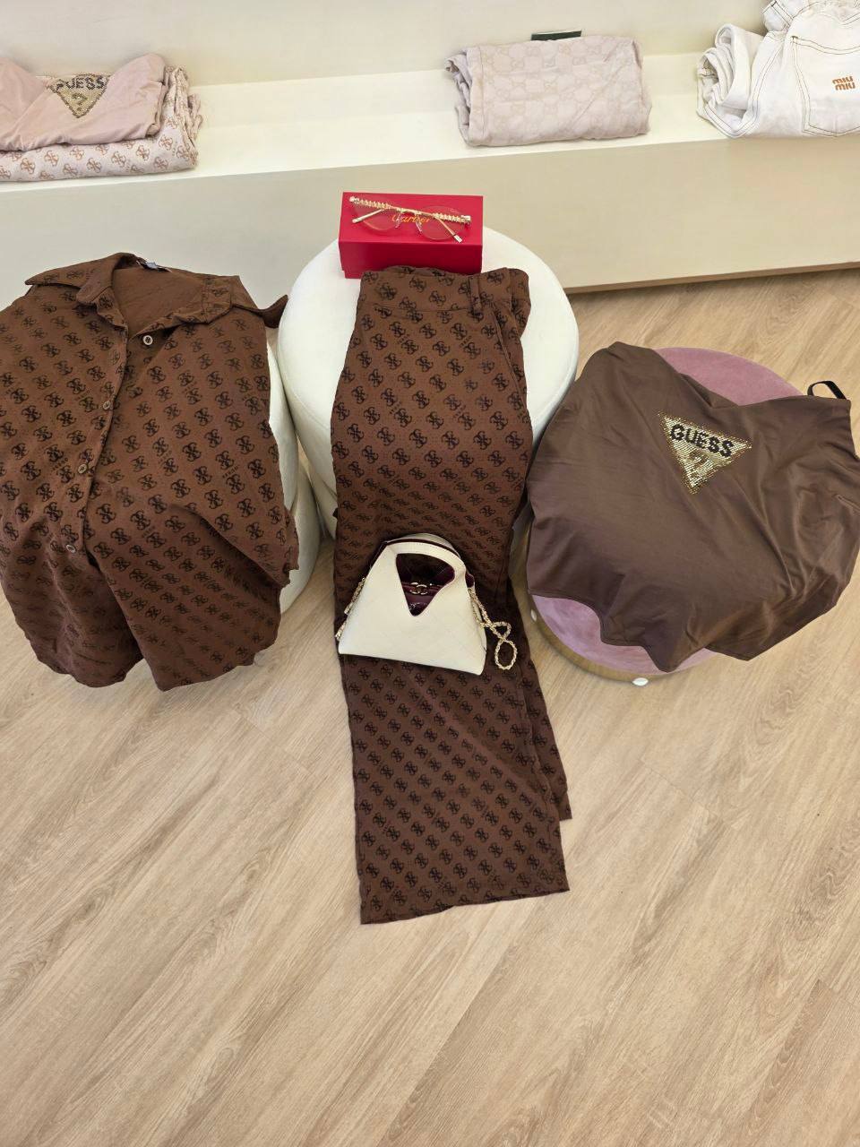 Guess set 3in1 
190 dhs

Chanel bag
140 dhs

Cartier Glasses
65 dhs 

Valvet Pretty Shop✨