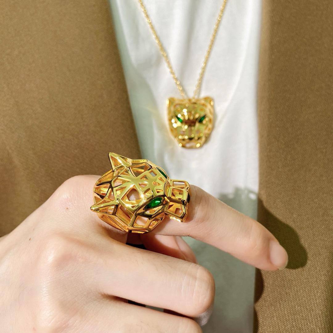 Cartier Set* 💐
Necklace 
Earrings 
Ring 💍 
Master quality 

140 dhs🪙💚
 NORMAL BOX 📦

Zain48
♥️♥️♥️