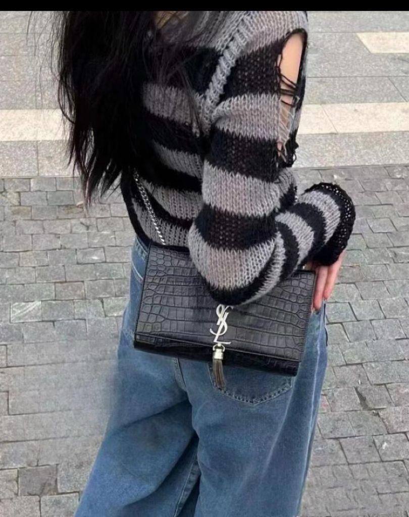 YSL
22*16*5cm

With box 🎁🎁🎁

95 dhs🇦🇪

Zain17
♥️♥️♥️