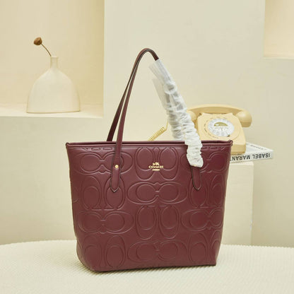 COACH TOTE BAGS
Size 30-42cm
with zipper 
110 dhs✅

Zain44
♥️♥️♥️