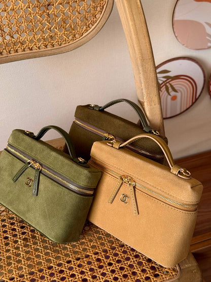 New Collection✨✨✨
CHANEL
19cm
350 dhs🇦🇪🇦🇪
29cm
360 dhs🇦🇪🇦🇪
*MASTER QUALITY*
With box🎁

Zain167
♥️♥️♥️