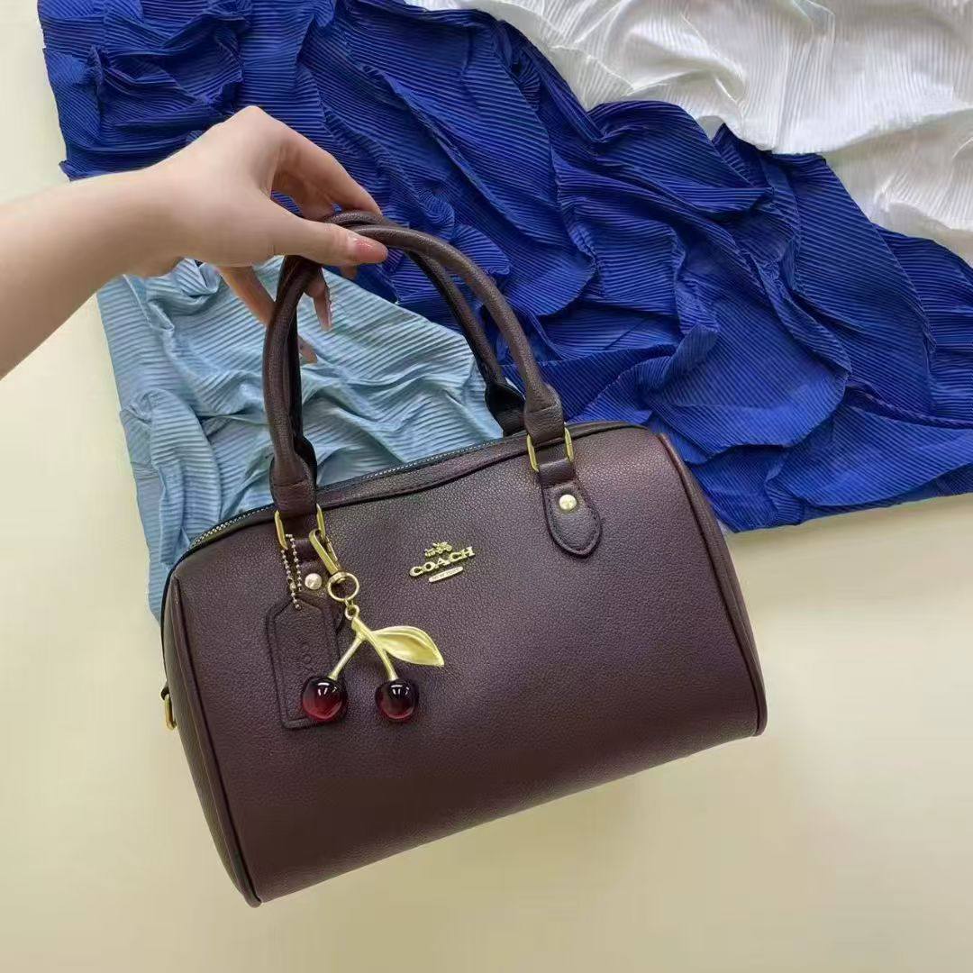 Coach
GOOD quality 
90 dhs✅
SIZE 26 cm

Zain200
♥️♥️♥️