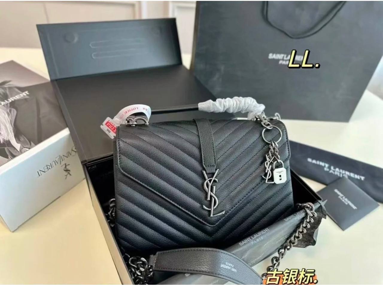 Gucci
with box
95 dhs✅

Zain38
♥️♥️♥️