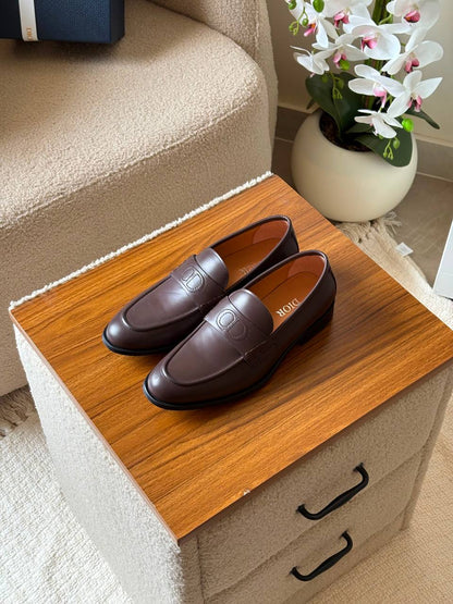 Dior loafer 👞*
*AAA quality*
*size: 40 to 46*
540 dhs💛

Zain185
♥️♥️♥️
