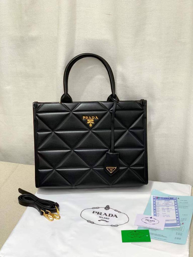 Prada
110 dhs✅ 
high qualih
36cm

Zain26
♥️♥️♥️