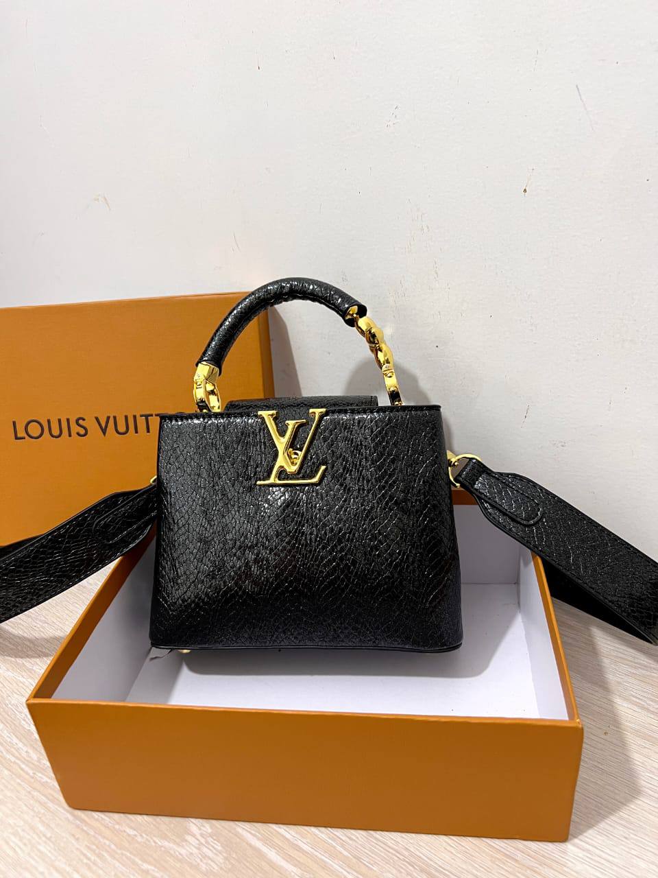 LV
100 dhs🇦🇪🇦🇪
with box
size 22cm

Zain26
♥️♥️♥️