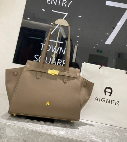 Aigner
135 dhs💓

Zain39
♥️♥️♥️