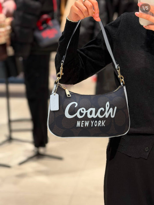 Coach
✨✨NEW ✨✨
95 dhs❤️

with box
🎁🎁🎁

Zain38
♥️♥️♥️