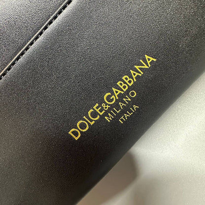 D&G
good quality 
with box
🎁🎁🎁

100 dhs✅

Zain39
♥️♥️♥️