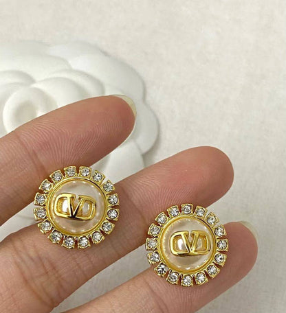 Valentino ❤️‍🔥*
Earring 🐦‍🔥
Master quality 💯
With normal boxes 🗃️ 
45 dhs💓
With master box 📦 
60 dhs💓

Zain216
♥️♥️♥️
