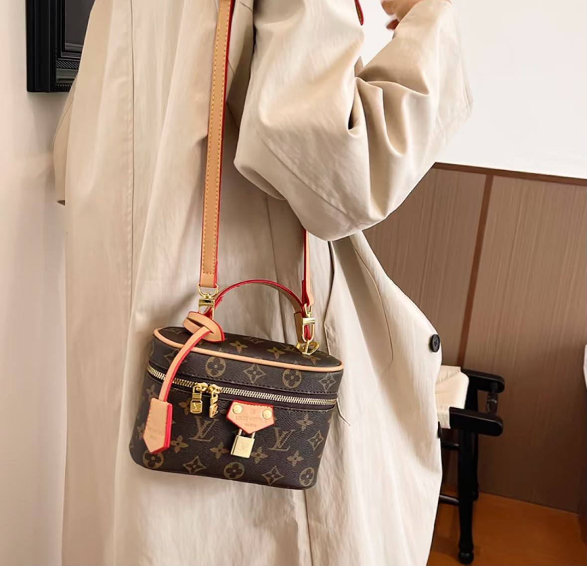LOUIS VUITTON 
size : 19cm
With box 
100 dhs🇦🇪🇦🇪

Zain331
♥️♥️♥️