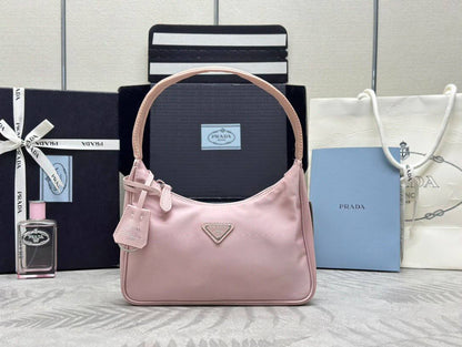 Prada

Model:Re-Edition Mini Bag (likely)

Material:Nylon (likely Re-Nylon or nylon fabric)👌🏼🪡
 
Size:22cm

Style: Casual luxury, suitable for everyday use🙂‍↔️

For Price 👇 WhatsApp✅
0568585901 
0507557372
0552275751 Owner Zain 👌

Zain325
♥️♥️♥️