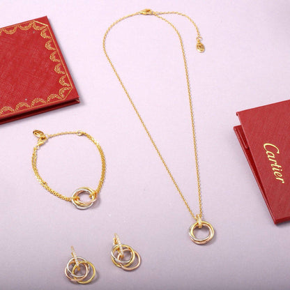 Cartier ❤️‍🔥*
Necklace 💥
Earring 🦋
Bracelet ✨
Master quality 💯
With normal boxes 📦 
160 dhs✅
With master box 🗃️ 
220 dhs✅

Zain216
♥️♥️♥️