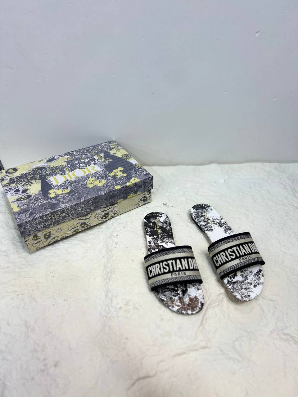 Dior 
𝐇𝐢𝐠𝐡 𝐪𝐮𝐚𝐥𝐢𝐭𝐲 💯 
𝐒𝐢𝐳𝐞 𝟑𝟔-𝟑𝟕-𝟑𝟖-𝟑𝟗-𝟒𝟎-𝟒𝟏 
65 dhs✅

Zain86
♥️♥️♥️