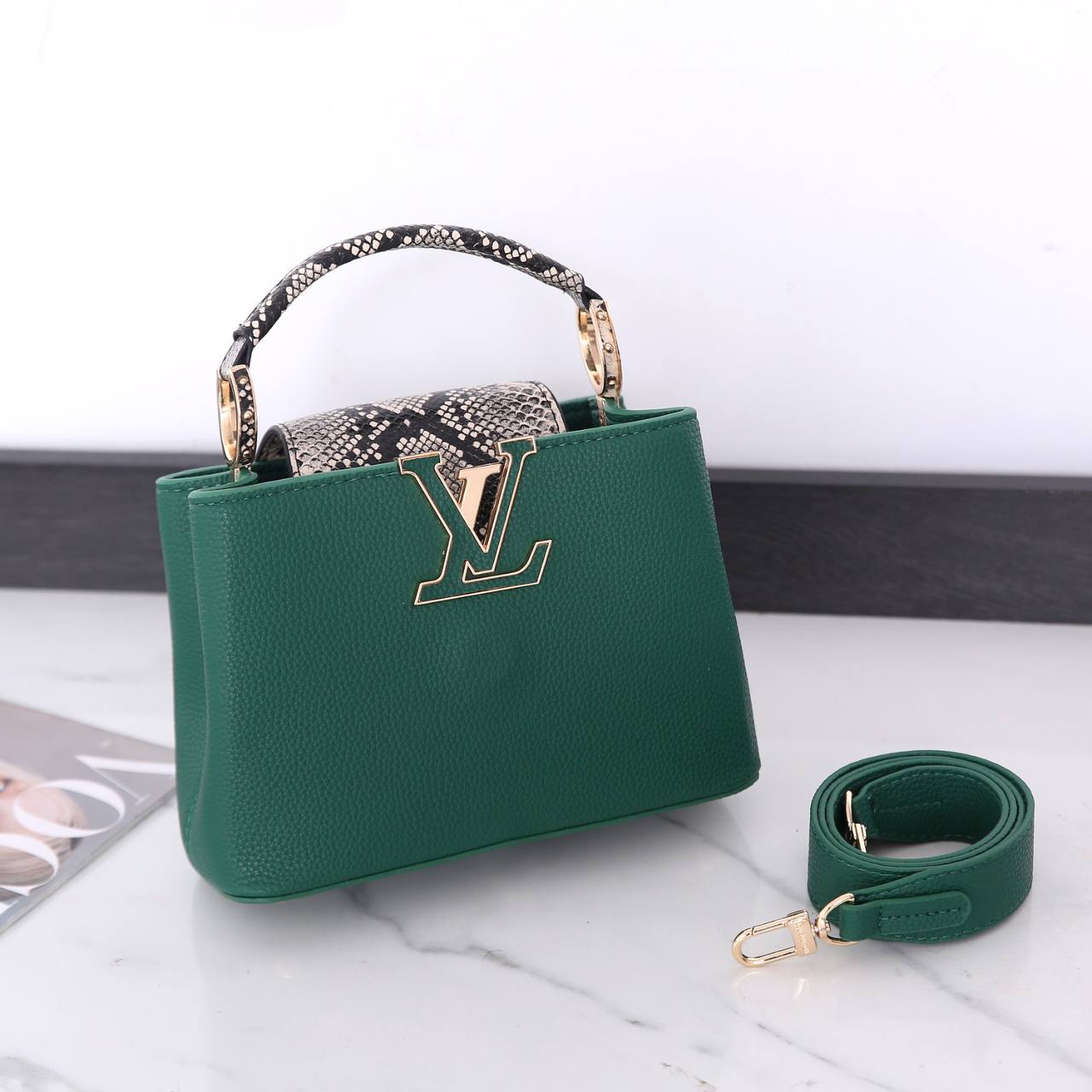 LV
Best quality with box
120 dhs✅
size22CM

Zain290
♥️♥️♥️