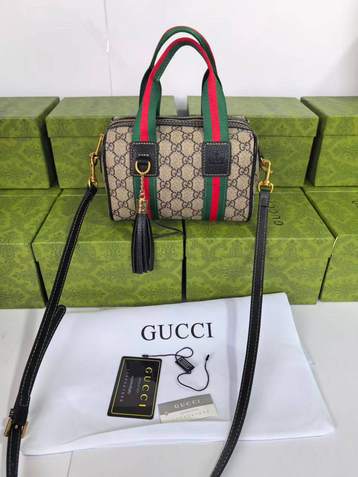 Gucci   

95 dhs👑

with box 
🎁🎁🎁

Good quality 

Zain253
♥️♥️♥️