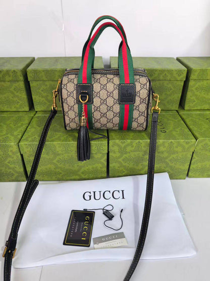 Gucci   

95 dhs👑

with box 
🎁🎁🎁

Good quality 

Zain253
♥️♥️♥️