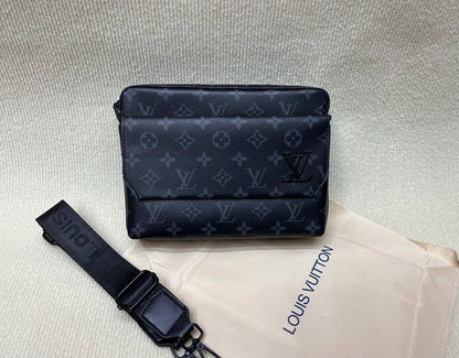 LV
85 dhs✅
size 23✘18✘6 cm

Zain42
♥️♥️♥️