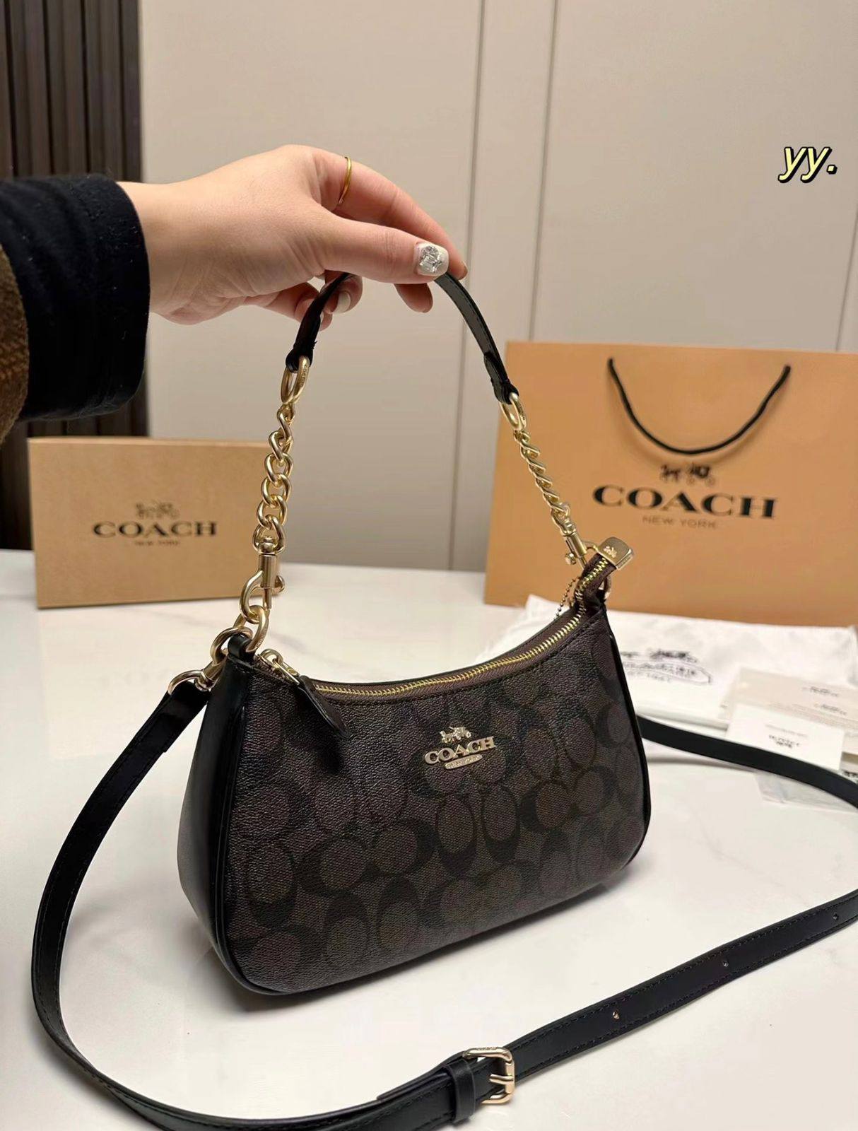 Coach
90 dhs❣️

size：24cm
With the box
🎁🎁🎁

Zain35
♥️♥️♥️