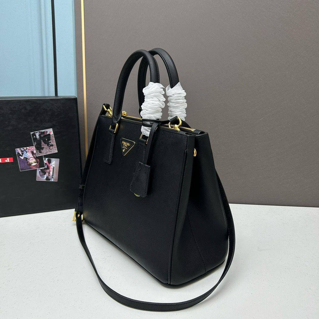 PRADA 

NEW CAME 

GOOD QUALITY 

90 dhs🇦🇪🇦🇪
SIZE: 32cm

Zain17
♥️♥️♥️
