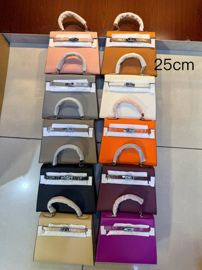 Hermes

115 dhs🌺

with box
🎁🎁🎁

size... 25* 20 cm 

Zain12
♥️♥️♥️