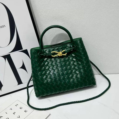 BOTTEGA 
GOOD QUALITY WITH BOX 
115 dhs✅
Size: 25cm

Zain295
♥️♥️♥️