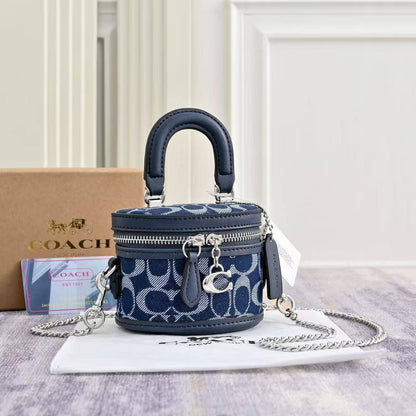 Coach
Coach 
90 dhs🇦🇪🇦🇪
with box
size 11×8.5×9cm

Zain42
♥️♥️♥️
