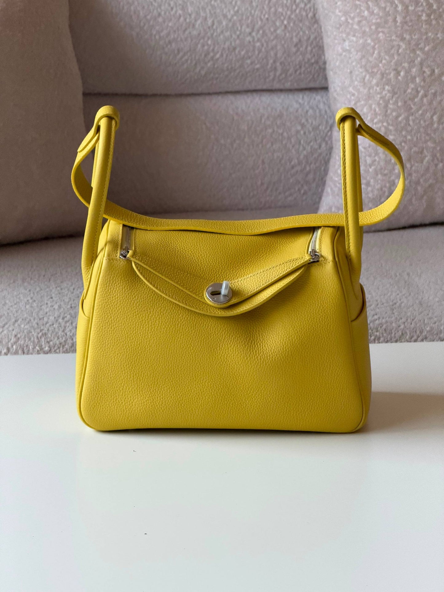 Hermes Lindy 26cm💕master quality😍with box❤️
390 dhs🇦🇪🇦🇪

Zain52
♥️♥️♥️