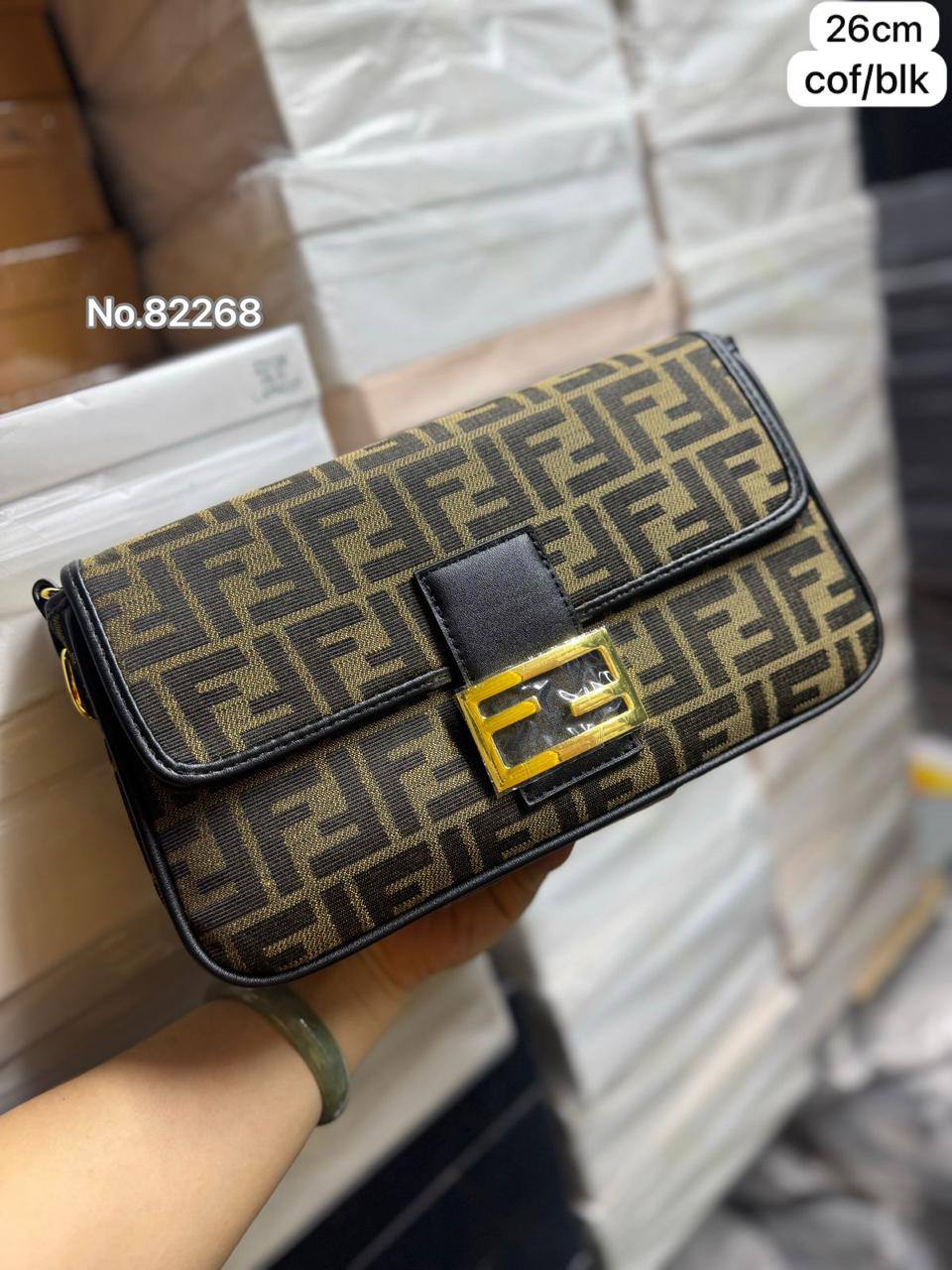 💗 Fendi Baguette
1️⃣ First quality +box🎁 
Size : 26 *15 cm
90 dhs✅
with box 🎁

Zain115
♥️♥️♥️