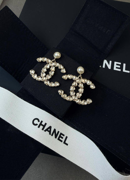 *CHANEL* 🤍
↗️ *Super Master Quality ®️*
* *New Collection*
* ⁠EARINGS
*95 dhs❣️* with *Orignal* Packing 🎁
*85 dhs❣️* with *Normal* Box & Bag

Zain209
♥️♥️♥️