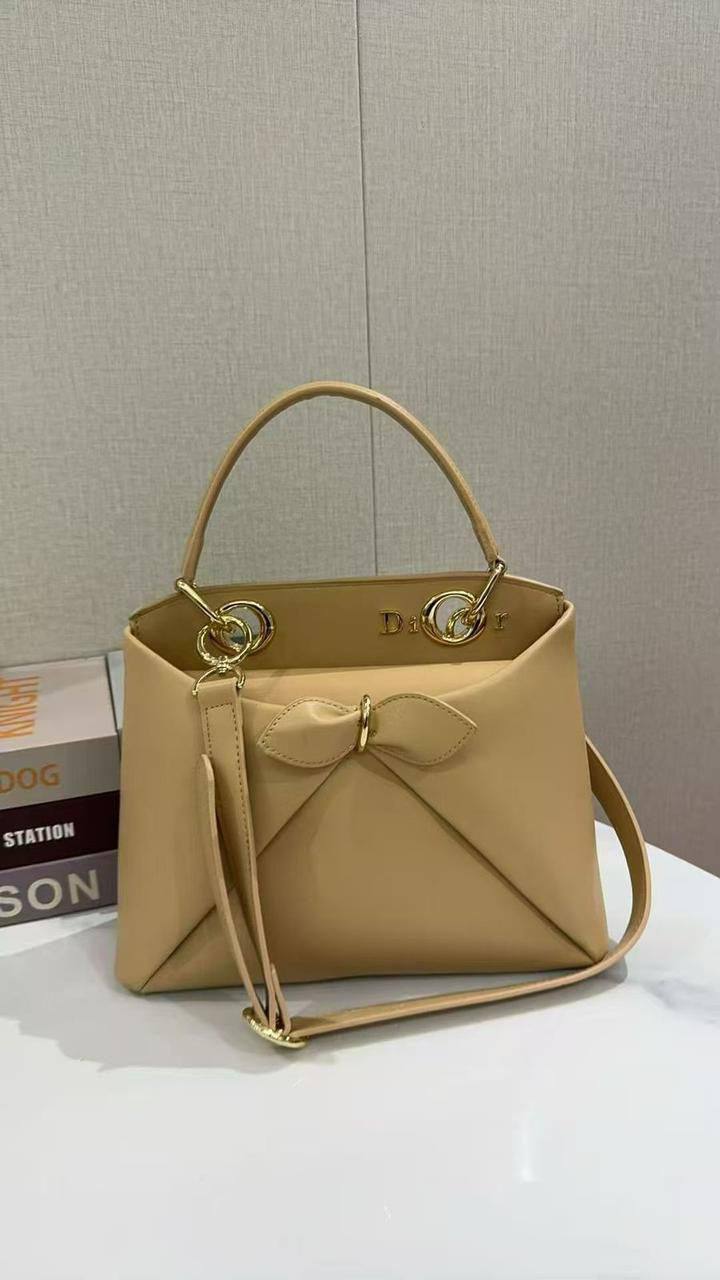 Dior  
110 dhs✅
Good quality 

Zain253
♥️♥️♥️
