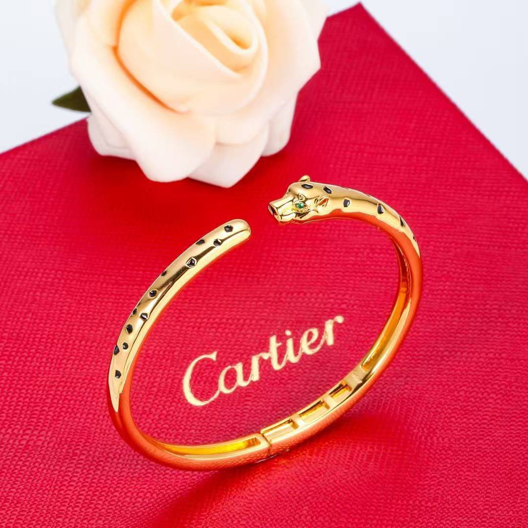 Cartier ❤️‍🔥*
Bangle 💥
Master quality 💯
With normal boxes 🗃️ 
75 dhs✅
With master box 📦 
120 dhs✅

Zain216
♥️♥️♥️
