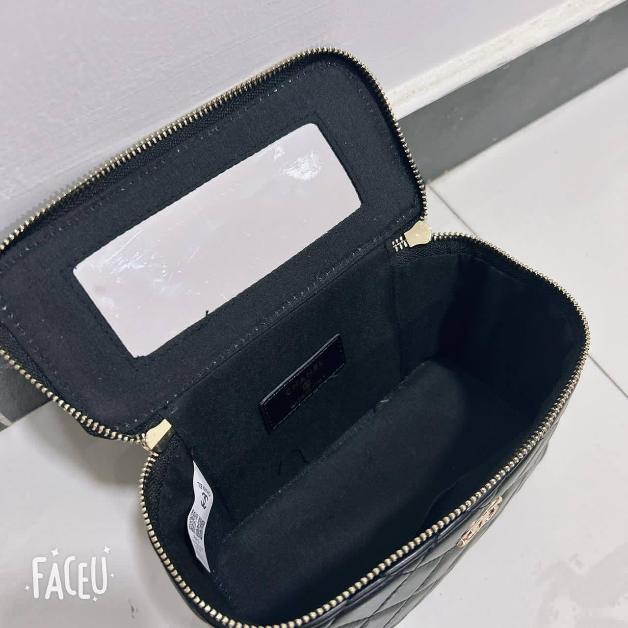 Chanel
19*12*9 cm

With box
🎁🎁🎁

95 dhs🪙🌨️

Zain17
♥️♥️♥️