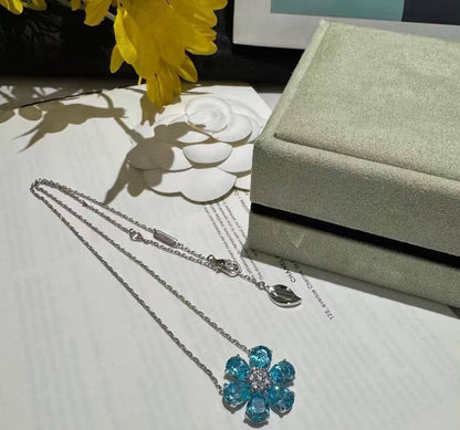 VCA necklace
Master quality 

*45* AED normal box 📦 
*75* AED master box 🗃️

Zain48
♥️♥️♥️
