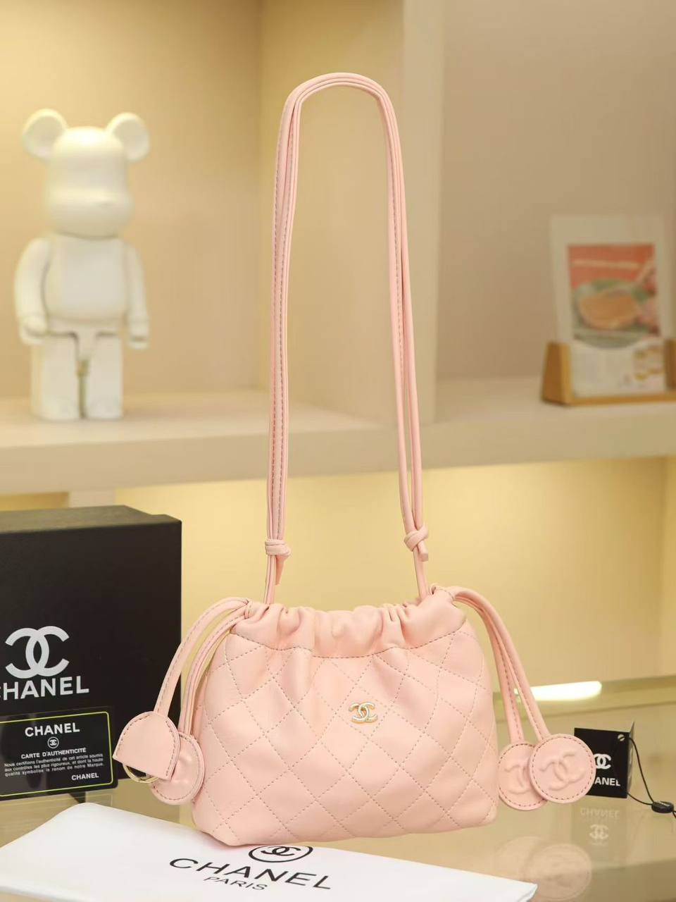 Chanel
❤️
95 dhs✅
Good  quality

Size：22cm
with  box
🎁🎁🎁

Zain74
♥️♥️♥️