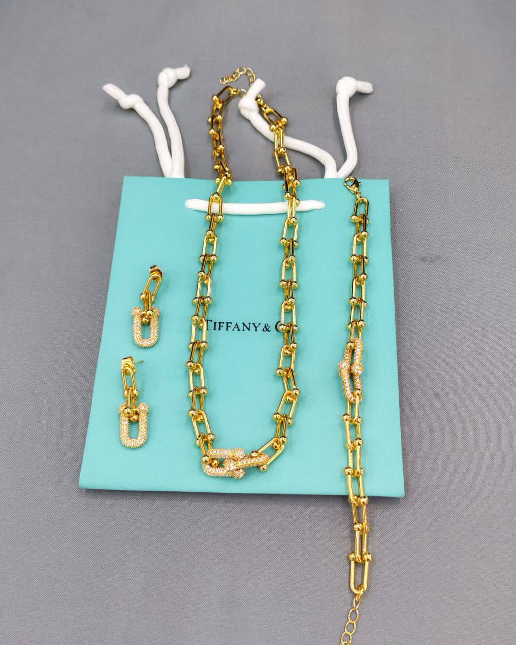 Tiffany set💥*
*Stainless steel SET 💯*
Necklace ❤️‍🩹
Earring 🍁
Breslat ❣️
With normal boxes 📦 
And paper bag 🛍️
65 dhs🪙🌨️
With master box 🗃️ 
95 dhs🪙🌨️

Zain216
♥️♥️♥️