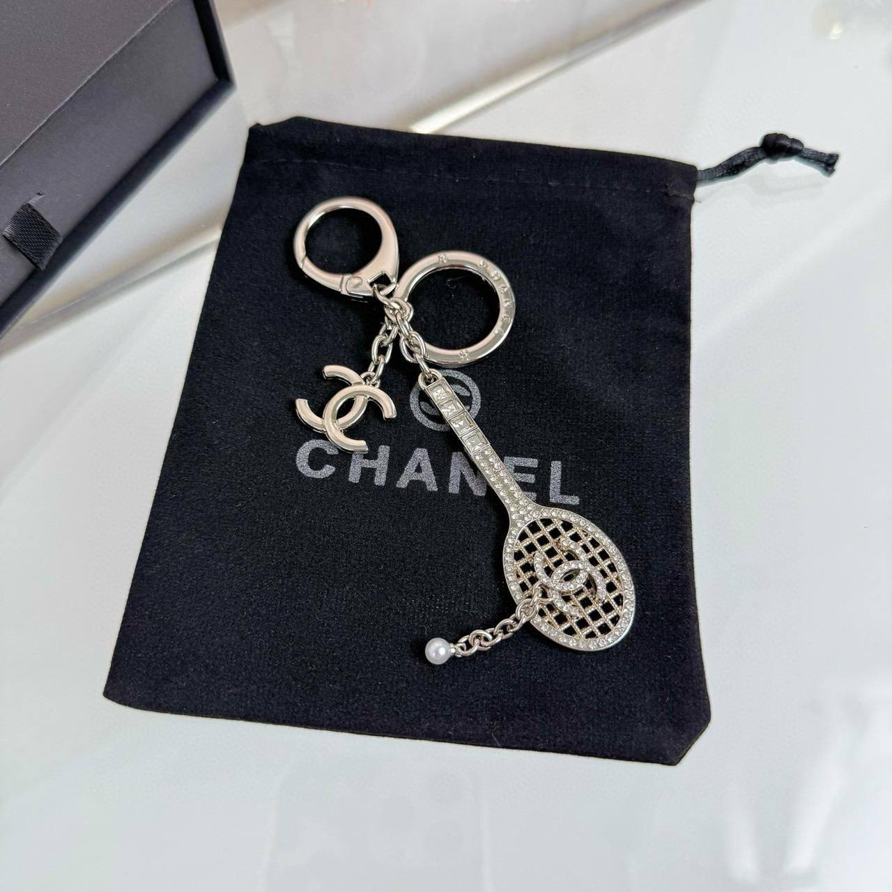 KEYCHAINS
CHANEL & LV 
60 dhs🪙🖤
With MASTER BOX 📦

Zain263
♥️♥️♥️