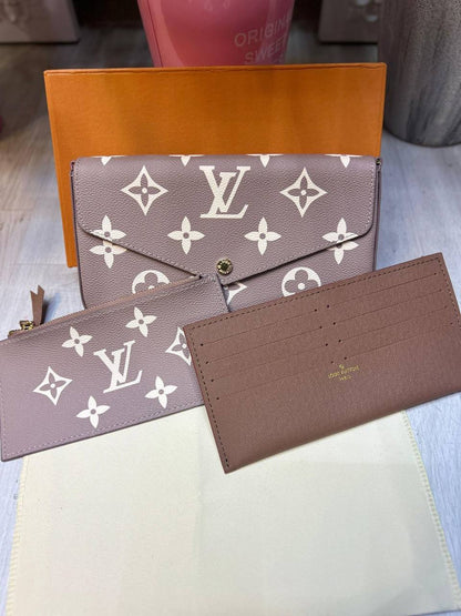 LV 3in1
22cm  

with box
🎁🎁🎁

90 dhs✅

Zain254
Zain44
♥️♥️♥️