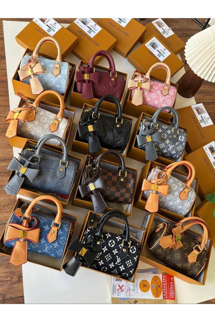 LV
95 dhs✅ 
Good quality 
with box 21cm

Zain26
♥️♥️♥️