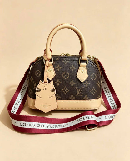 LV
100 dhs✅
SIZE：20cm
Good-quality 

with box
🎁🎁🎁

Zain35
♥️♥️♥️