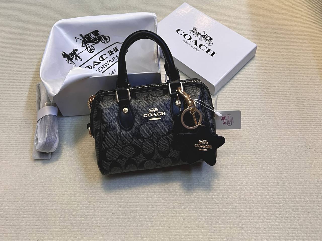 Coach

90 dhs✅

with box
🎁🎁🎁

size 20cm

Zain26
♥️♥️♥️