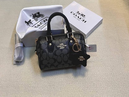 Coach

90 dhs✅

with box
🎁🎁🎁

size 20cm

Zain26
♥️♥️♥️